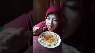 makan mie instan topping cabe rawit hijau