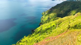 Melihat indahnya pemandangan bukit senyum danau toba dari udara