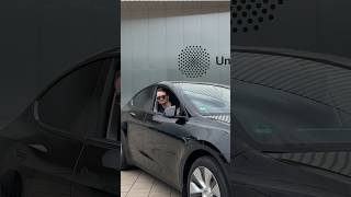 WENN MAN DICH IN EINEM TESLA VERGESSEN HAT…