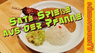 Saté Spieße aus der Pfanne mit Erdnusssauce und Gurkensalat