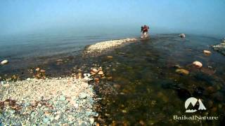 Passage à gué d'une rivière du lac Baïkal