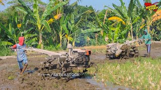 2 Traktor Sawah Kerja Bareng Garap Lahan Biar Cepat Selesai