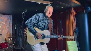 Tommy Emmanuel plays "packing up" music. Cayamo 2023