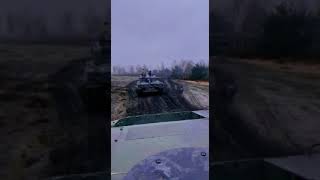 Колонна танков Leopard 2A4 движется по сельской дороге в Украине.