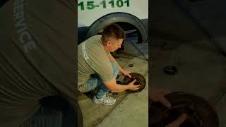 Прикипели колеса, лопнуло кольцо ABS сенсора  #new_mechanic152 #фордтранзит #abs #жизньвньюйорке