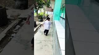 di sekolah sambil lihat siswa berolahraga