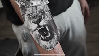 TATUAJE DE LEON CON CORONA l LION BLUE EYES l LEON BLACK&GREY l TATUAJES DE LEONES l GRECKHARDY INK