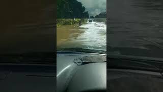 Derasnya air banjir menyeberangi jalan raya di Katingan #Short