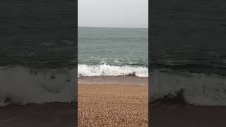 Paseo por la playa bajo la lluvia otoñal 🌊🌧️#otoño #naturaleza #mar