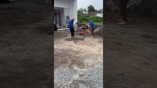 Kerjasama Pekerja Memadatkan area parkir dengan Stamper. #shorts #shortvideo #tukang #stampers