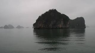 Baie d'Halong dans la brume n°1