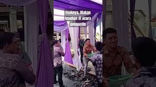 Enaknya, Makan lesehan di acara pengantin #pengantin #resepsi #wedding #pernikahan #pengantinviral