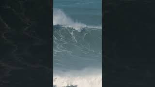 O que é o que é, um pontinho de carne e osso no meio das ondas Gigantes de Nazaré?