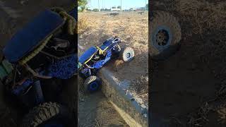 Машина краулер 1:10 карабкается на бордюр #offroad