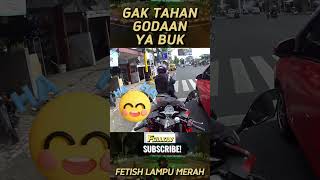 EMAK GAK TAHAN GODAAN MELANGGAR #kejadianunik #motovlogshorts #emakemak #godaan #lampumerah #fyp