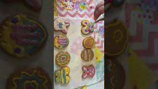 Канамі прикрашає печиво🍪