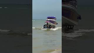 Неожиданно. Трактор застрял в море.  Пляж Джомтьен (Jomtien beach). Паттайя. Тайланд 2024.