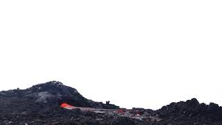 La lave s'écoule d'un petit tunnel de lave Piton de la Fournaise le 13 Avril 2021