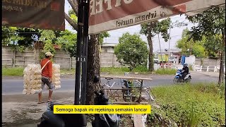 Semangat jualan bapak ini luar biasa !!! Jualan jajajan Tempo dulu berbahan singkong !!!