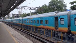 Humsafar express arriving at Borivali station