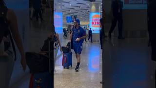 Glenn Maxwell with family Mumbai airport ￼ se Kochi, Jaate huye #rcb #mumbai #viralvideo