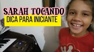 Sarah tocando musiquinha no teclado • partitura fácil para crianças aprender