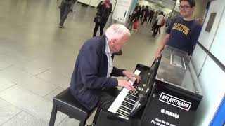 Semua Orang Kagum Melihat Aksi Seorang Pianis Senior Dijalan Saat Memainkan Piano di Tempat Umum