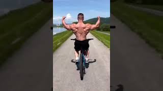 Ride & Flex muscle god Tomas Tabaciar