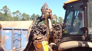 4CX JCB- Operação com garra florestal