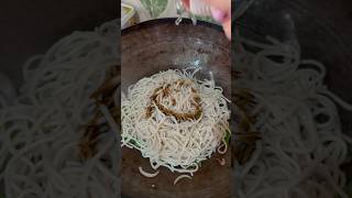 Street style chowmin .😋#chowmein #streetfood #noodles #youtube #shots #goviral #trending