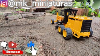 fazendo estrada com a motoniveladora #minis #miniaturas #brinquedos #caminhão #fazenda