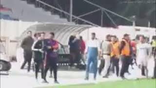 جمهور الشرطة 🐸🐸 يشتم والدة مازن فياض المتوفية مما جعل اللاعب يبكي بحرقة.