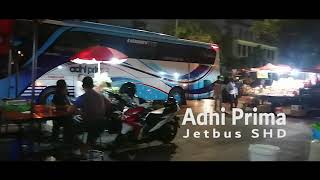 Bus Adhi Prima Melintas