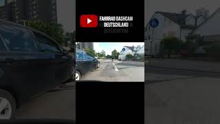 Verkehrsteilnehmer ignorieren Haltlinie, Rotlichtverstoß und enges Überholmanöver in einem Clip