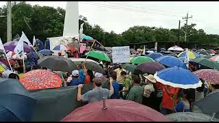 educadores en el puente del río La villa