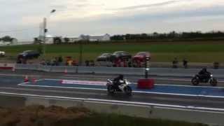 Triumph daytona 675 vs. Ducati monster 696 1/4 mile drag ra