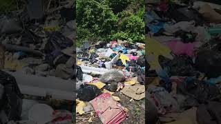 Tiradero de residuos sólidos al aire libre en  carretera panamericana. El Salvador