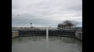 Chicago River Cruise Down Stream - Part 1 Going through the locks to Lake Michigan