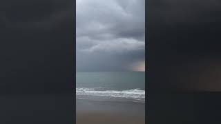 غيوم مهيبة وصواعق على بحر الفجيرة