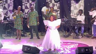 PIESIE ESTHER DESERVES THE ARTIST OF THE YEAR WITH THIS PERFORMANCE AT ERNEST OPOKU'S CONCERT IN KSI