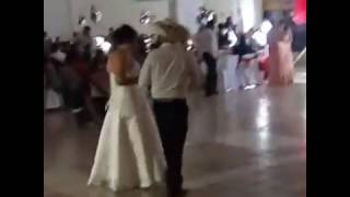 Ramón y Carolina Abriendo el baile de boda con la leyenda de servando montalva 17 Diciembre de 2016