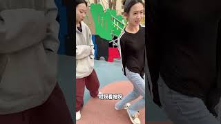 不停撕扯布条让姐姐以为自己的裤子扯了，结果姐姐秒变“小天鹅”，滑稽的样子太搞笑了！【两只马儿—恶搞姐妹】