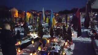 Маленький волонтер Юрчик  колядує полеглим Героям на Личаківському цвинтарі