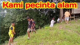 Pecinta alam kecil belajar menjelajah hutan