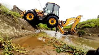 Retroescavadeira saindo do corrego(Backhoe leaving the stream)