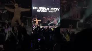 See how Wizkid surprise Burna boy on stage was live 2021 Hollywood