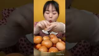 makan telor dinosaurus