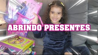 PRIMEIRO VÍDEO DA CLARINHA: ABRINDO OS PRESENTES QUE GANHOU NA FESTINHA DA ESCOLA