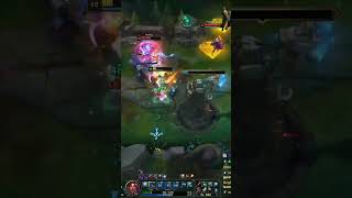 That's why you should focus soraka while diving xD  #leagueoflegends #nilah #streamer #twitch