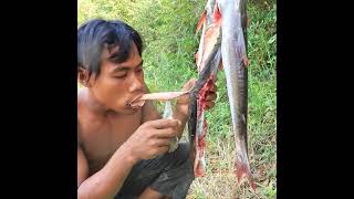 Viral Food Eating Fish With Sauce Without Cooking